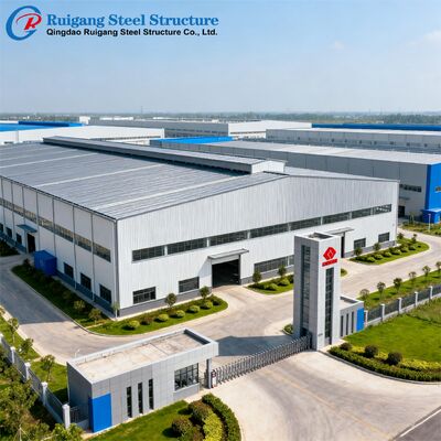 Fabriek voor de fabricage van industriële staalconstructies, bouw van staalconstructies